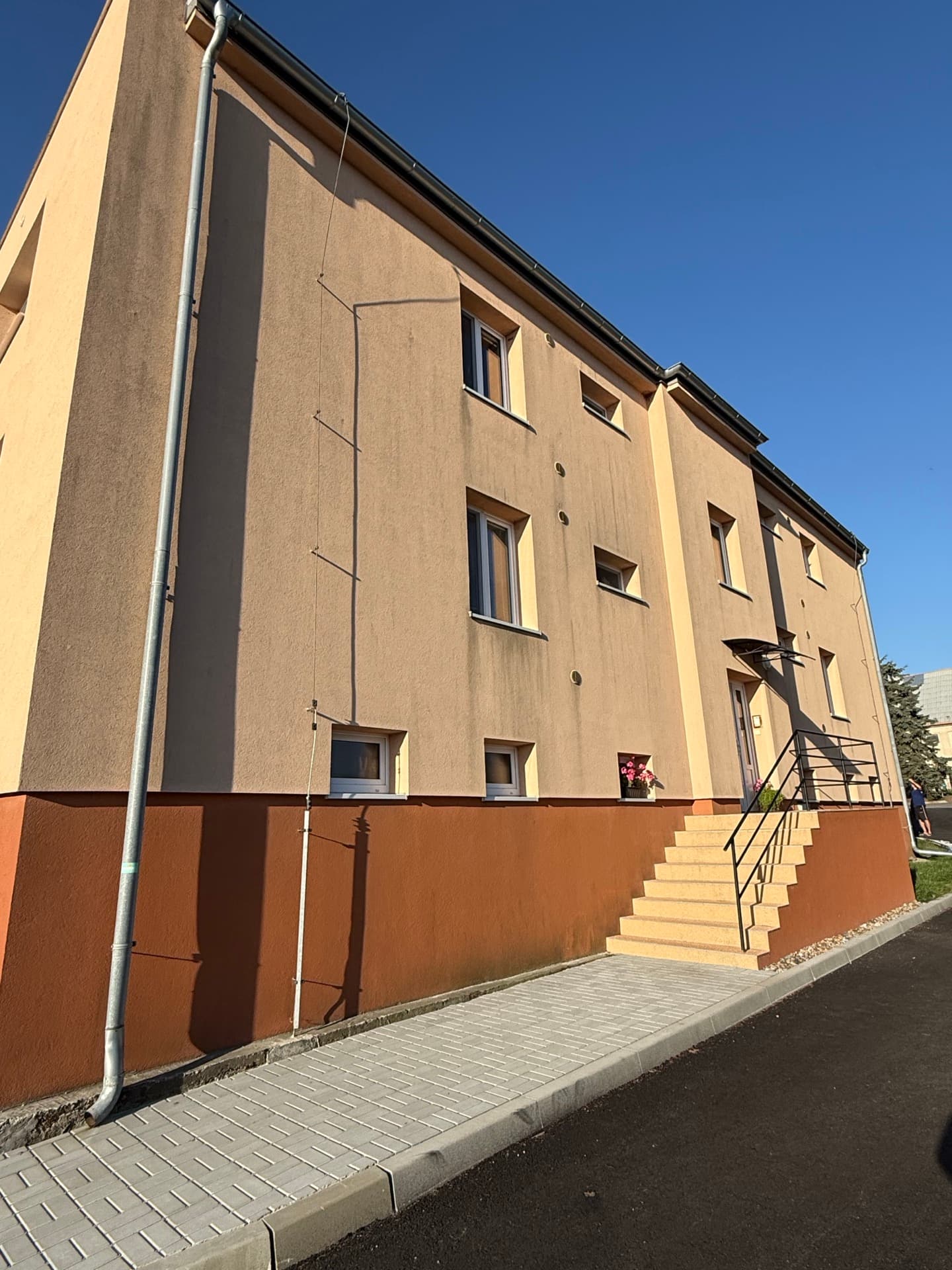 Čištění fasády bytového domu