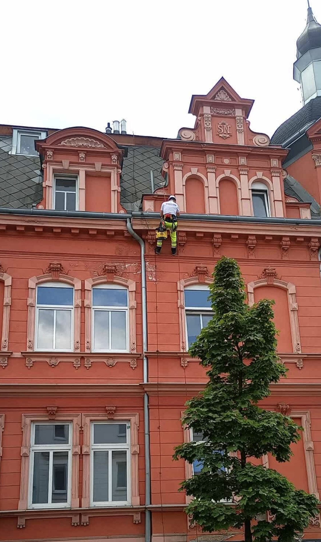 Obrázek zedníckých oprav ve výšce